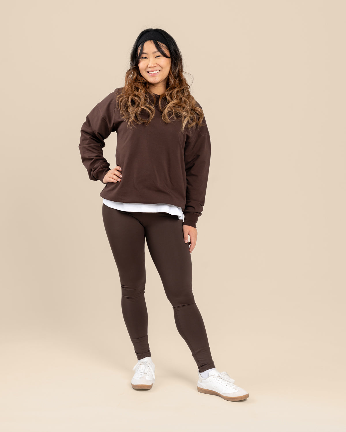 Pitkät tummanruskeat leggingsit