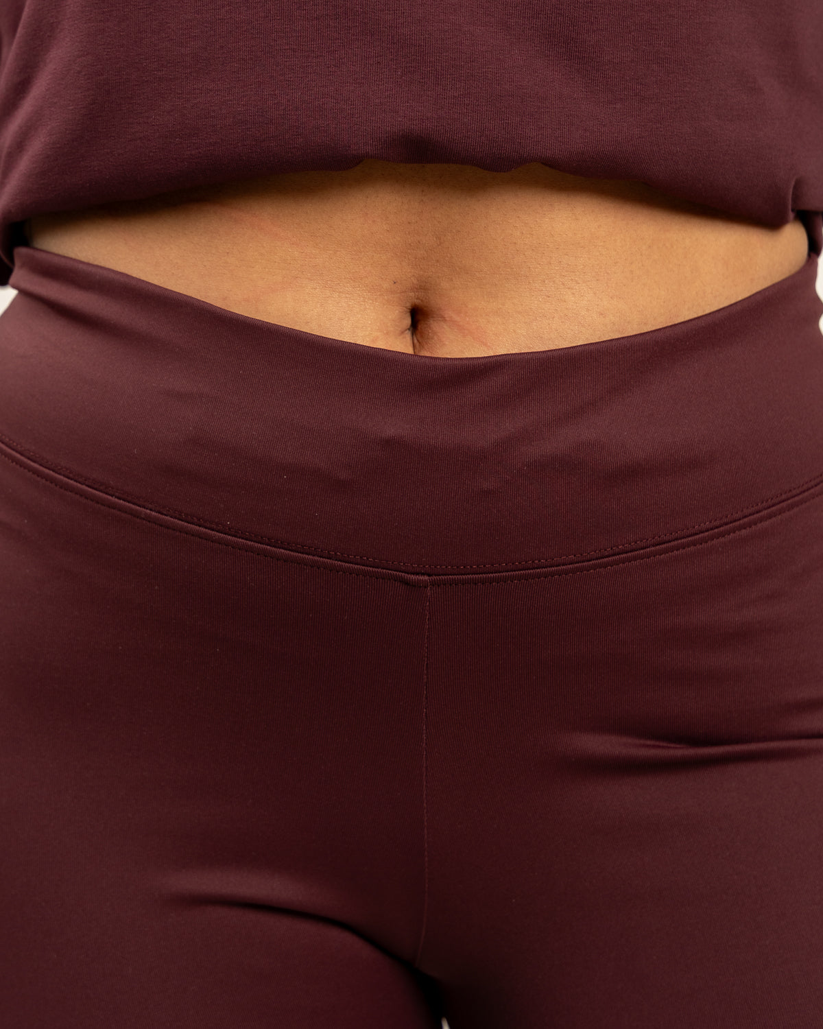 Viininpunaiset leggingsit