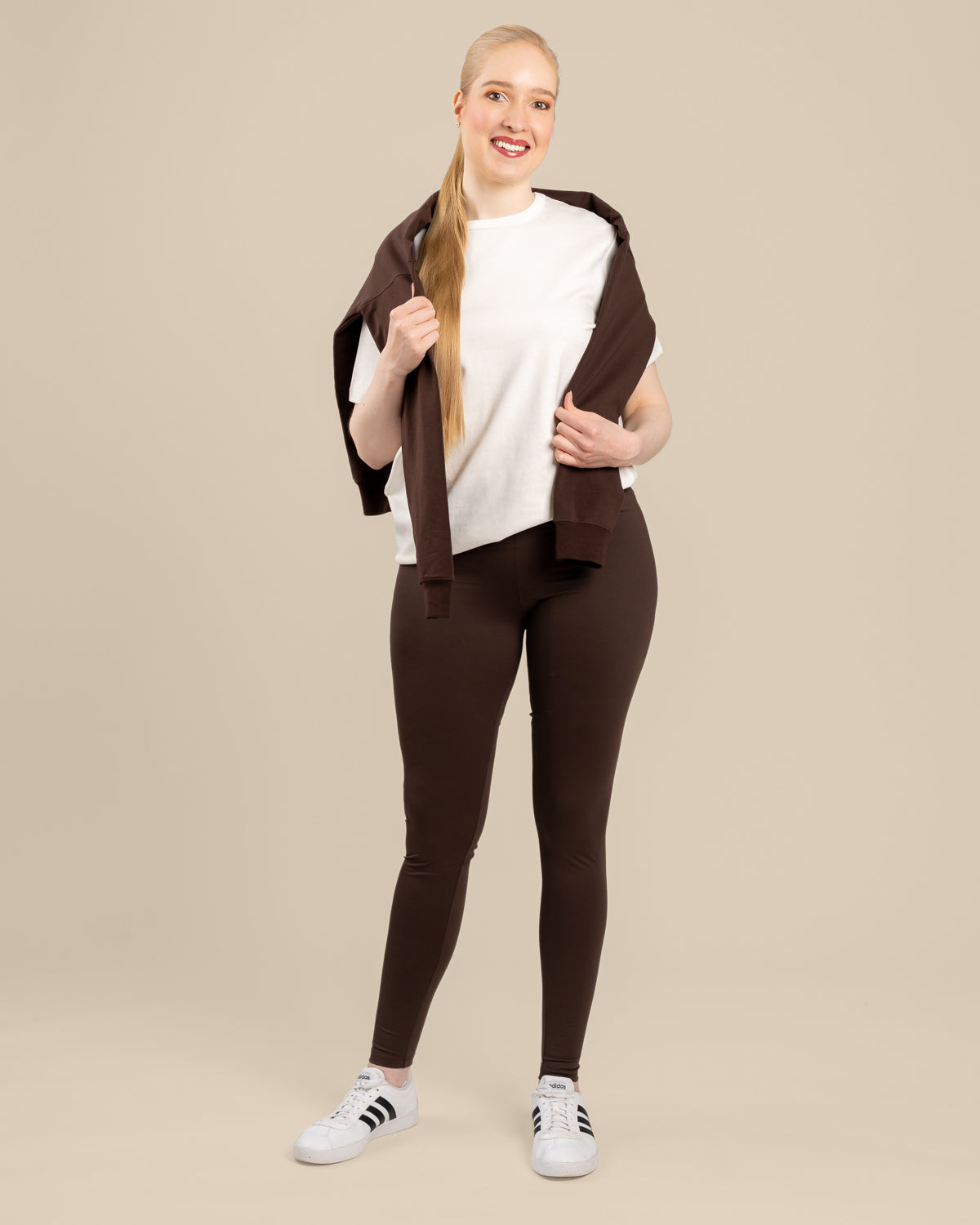 Pitkät tummanruskeat leggingsit