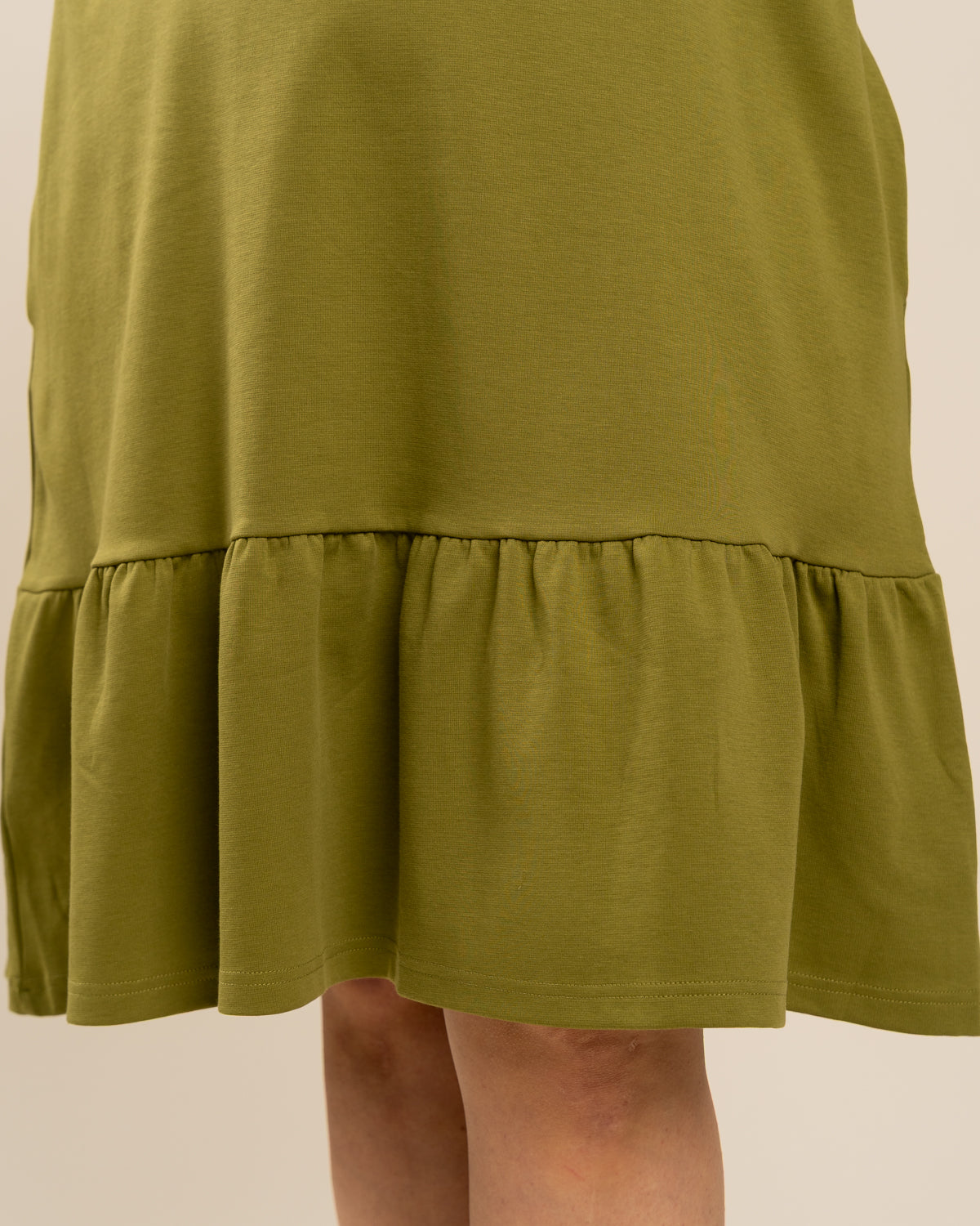 Poimuhelmainen mekko, sammal Toive