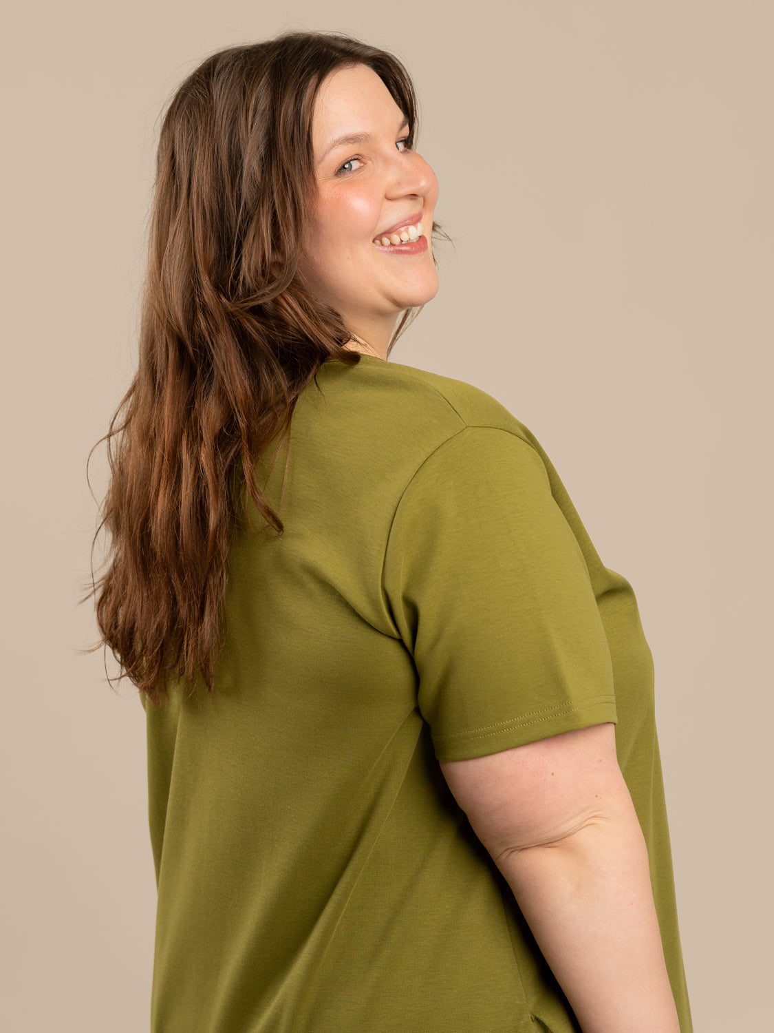 Poimuhelmainen mekko, sammal Toive