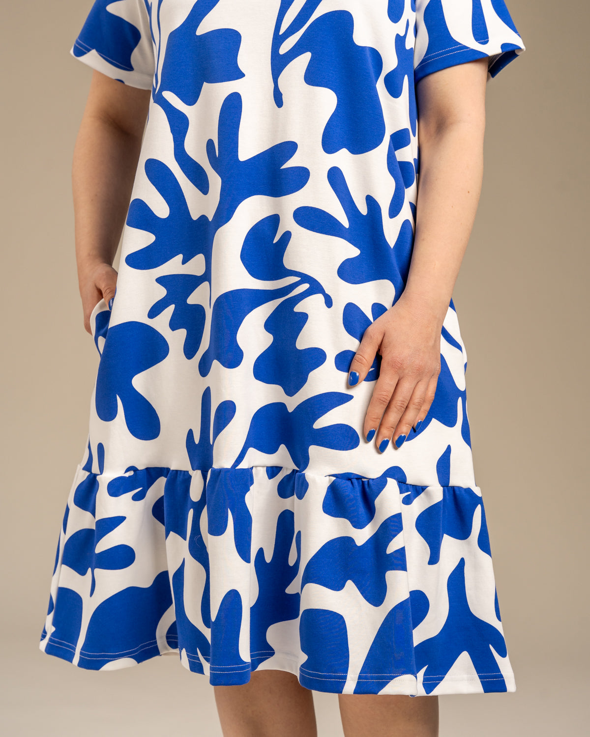 Poimuhelmainen mekko, Como