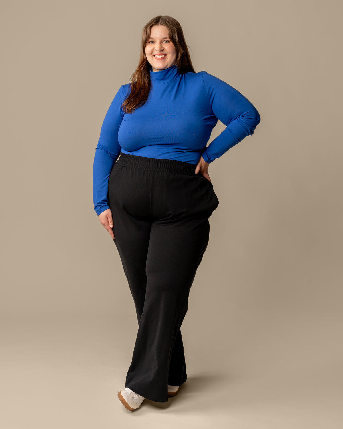 Poolo ultramariini, pehmeä ja hengittävä LENZING™ ECOVERO™ viskoosi, mallin päällä