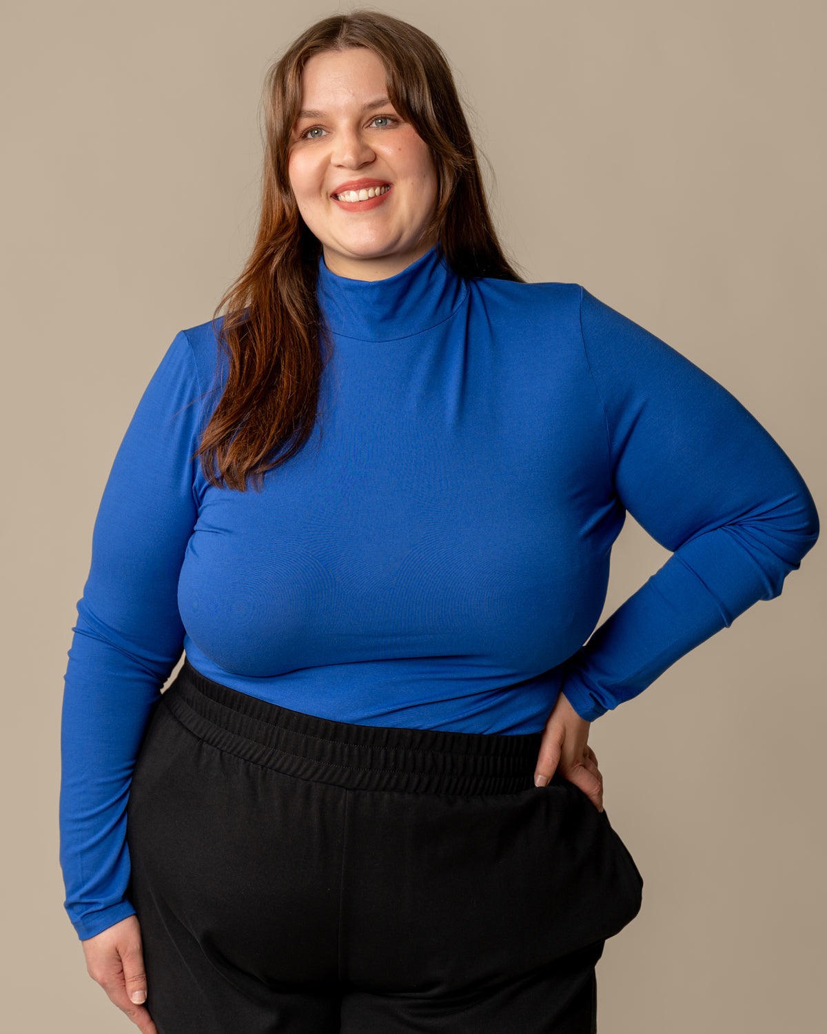 Poolo ultramariini t-paita, pehmeä ja hengittävä LENZING™ ECOVERO™ viskoosi, naiselle.