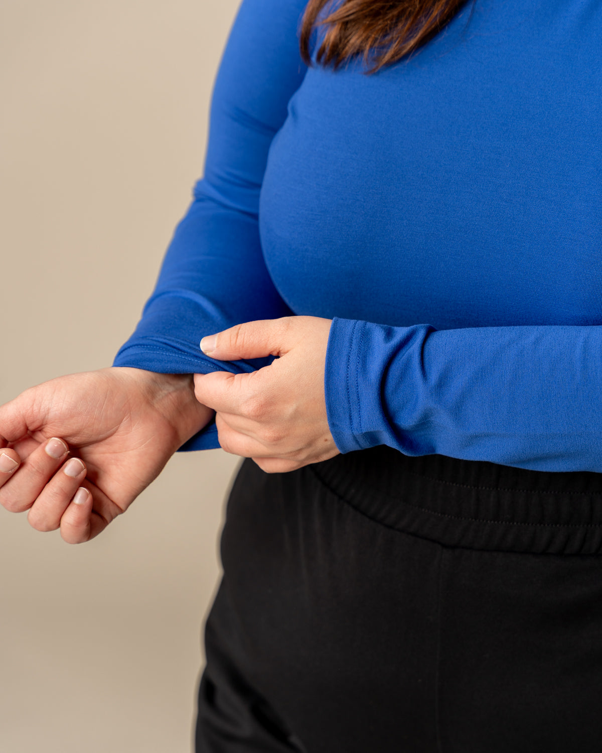 Poolo ultramariini, pehmeä ja hengittävä LENZING™ ECOVERO™ viskoosi vaatetus, joka näyttää upealta.