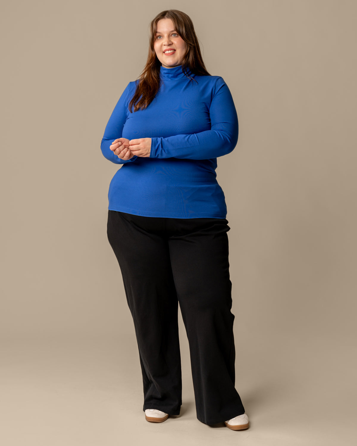 Poolo ultramariini, pehmeä ja hengittävä LENZING™ ECOVERO™ viskoosipaita.