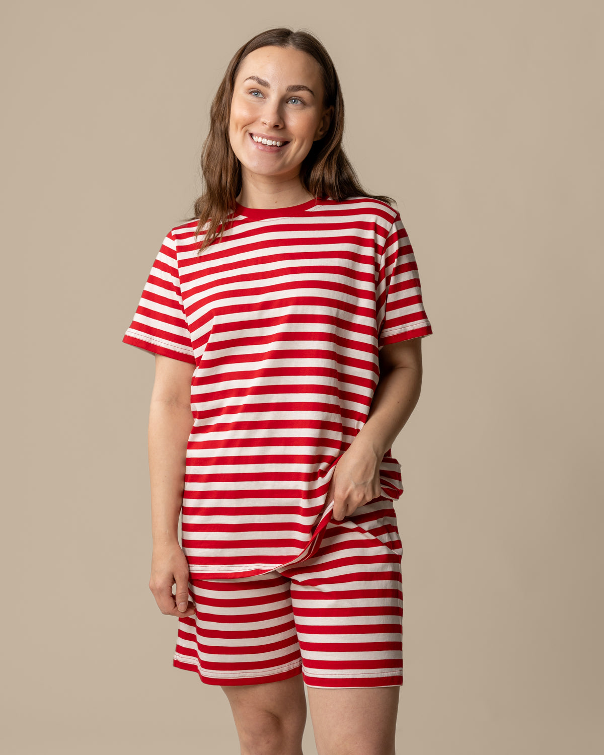 Yöasusetti, karpalo - Raidallinen yöasusetti, jossa t-paita ja shortsit, 100 % puuvillaa.