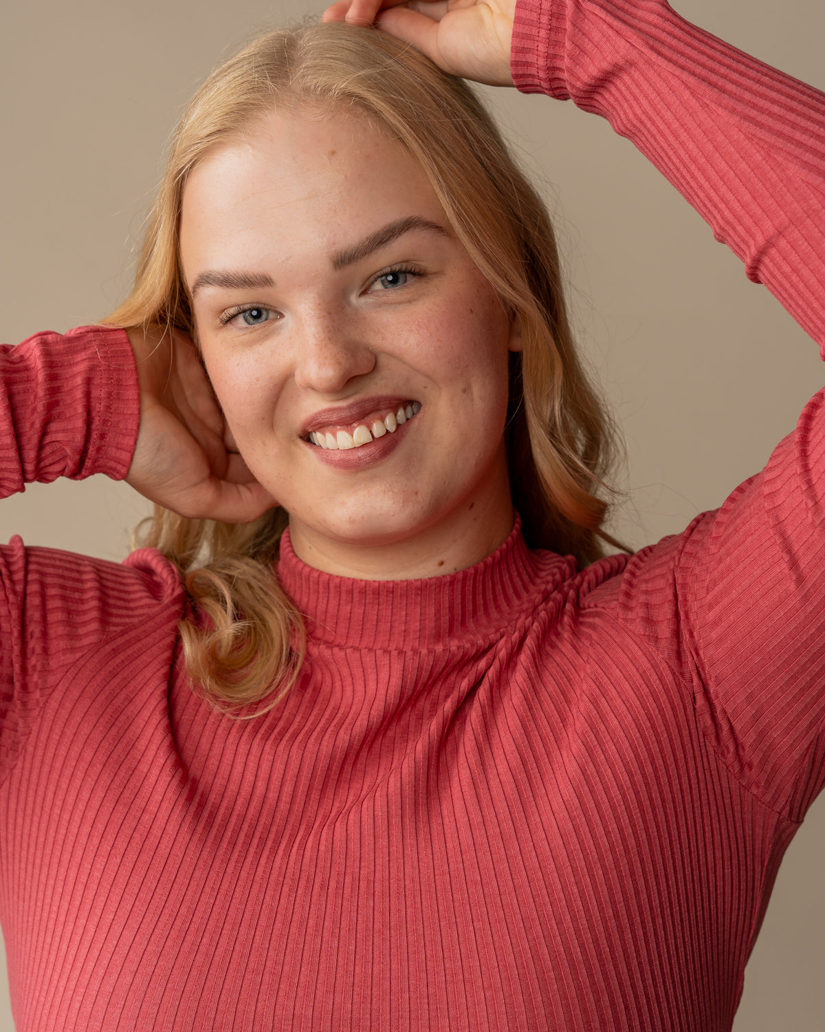 Ribbimekko, marjapuuro in soft pink color with turtle neck and long sleeves, made from stretch rib lyocell fabric.