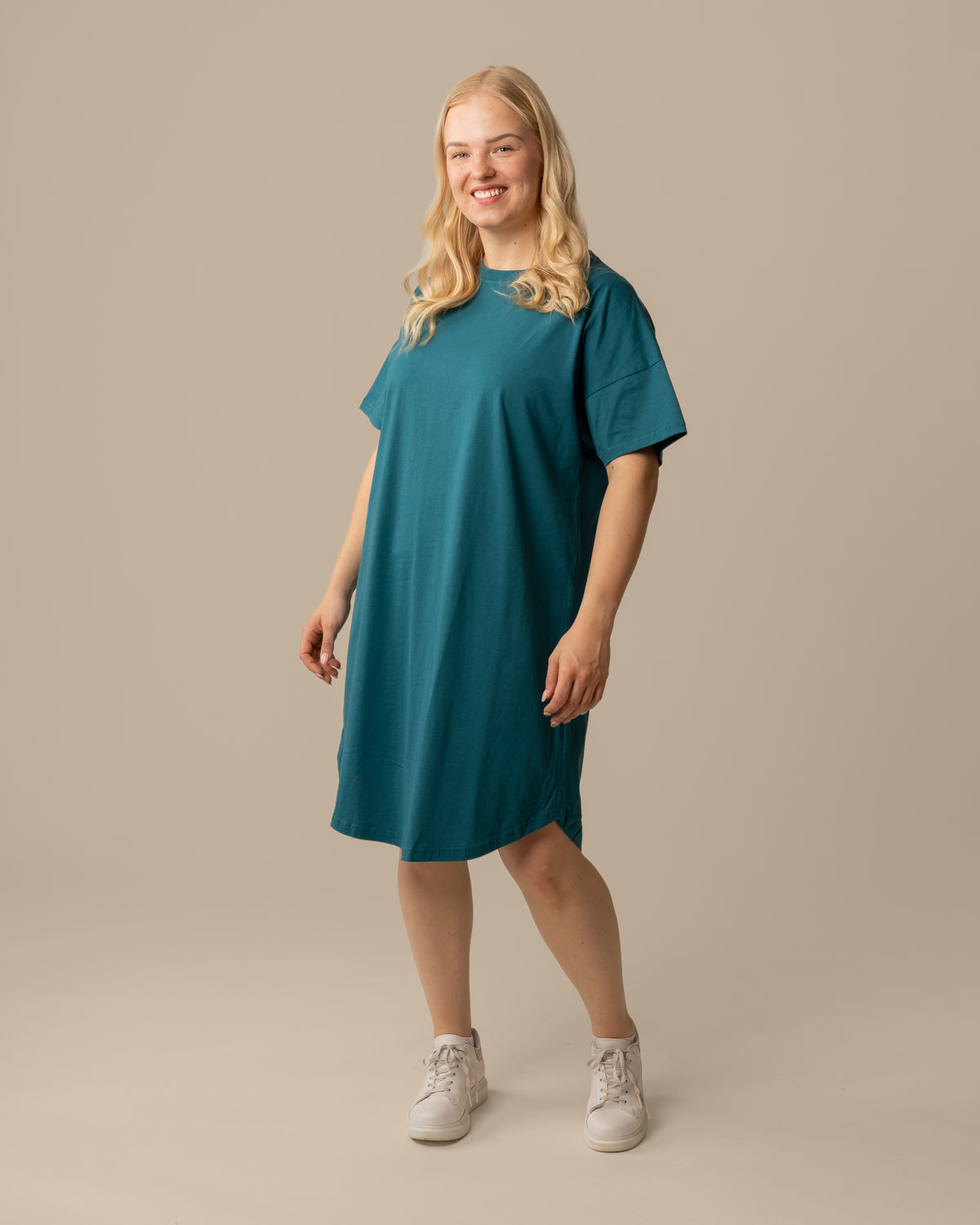 T-paitamekko, vaalea petrooli