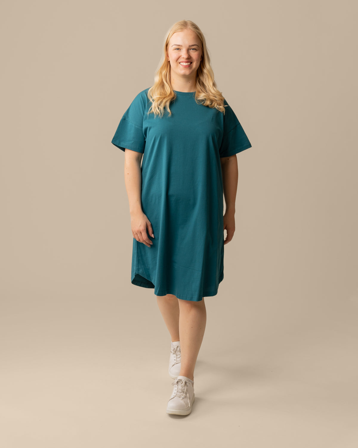 T-paitamekko, vaalea petrooli