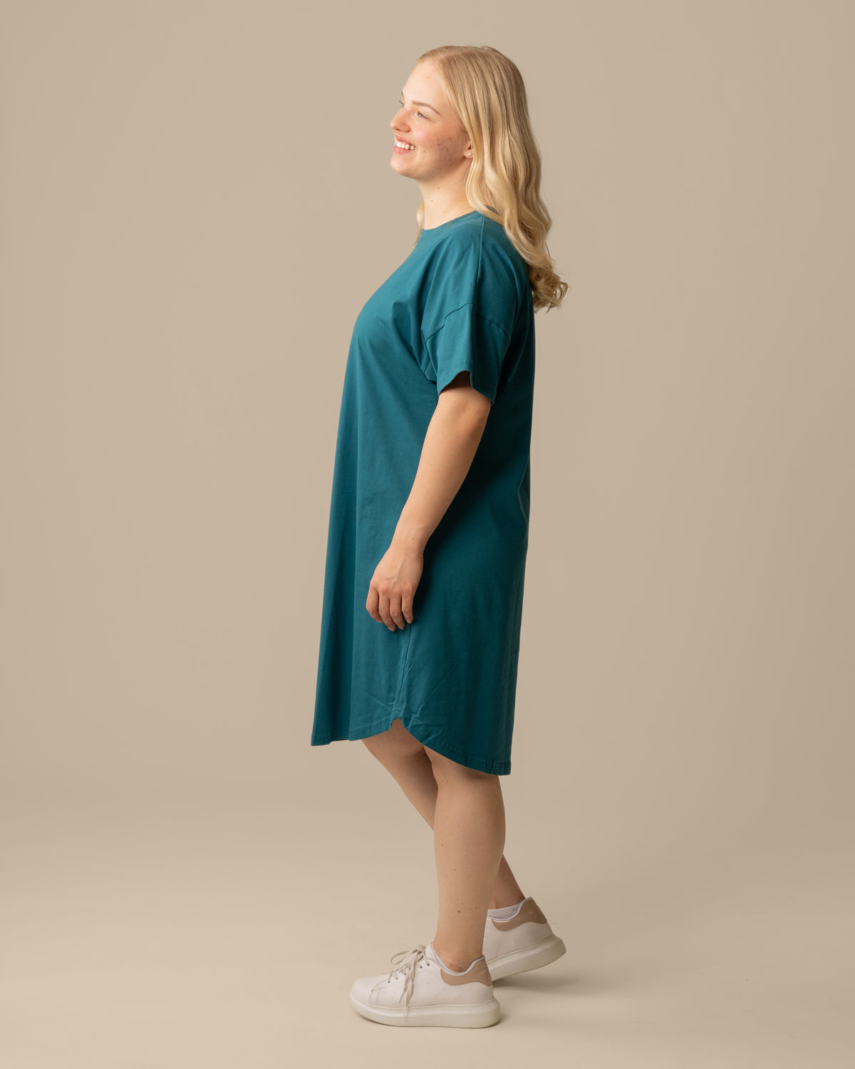 T-paitamekko, vaalea petrooli