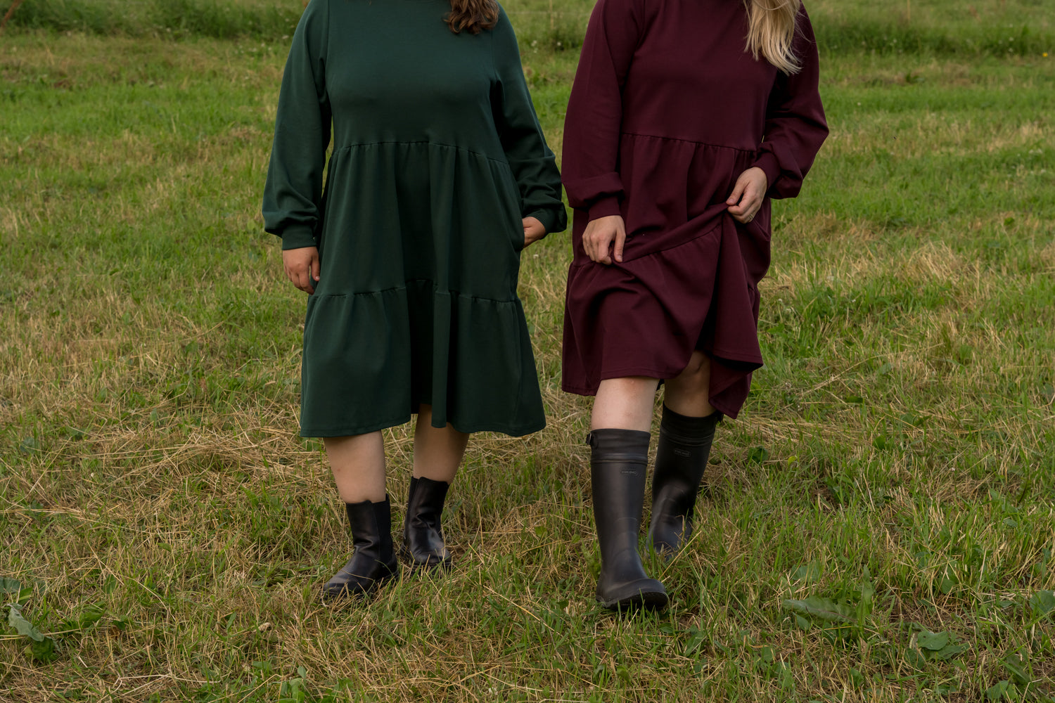 Burgundy ja vihreä pitkähihainen mekko