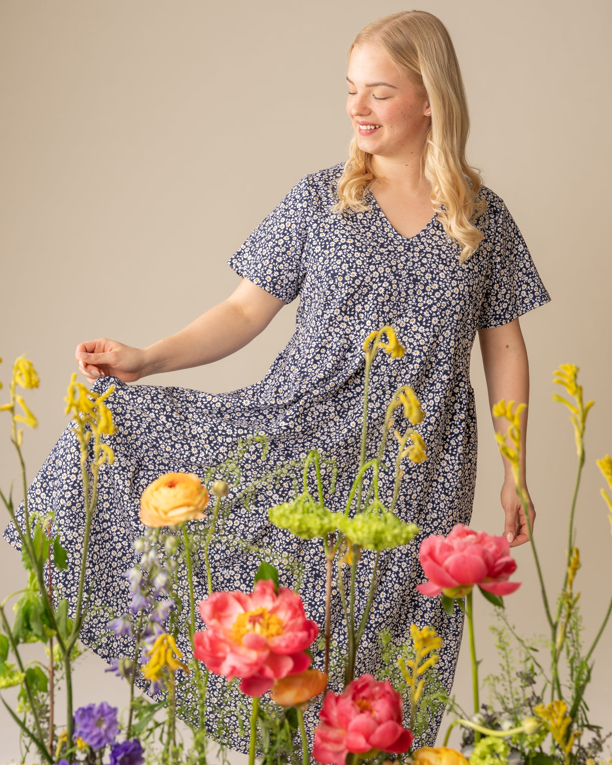 V-pääntiemekko pitkä, sininen päivänkakkara