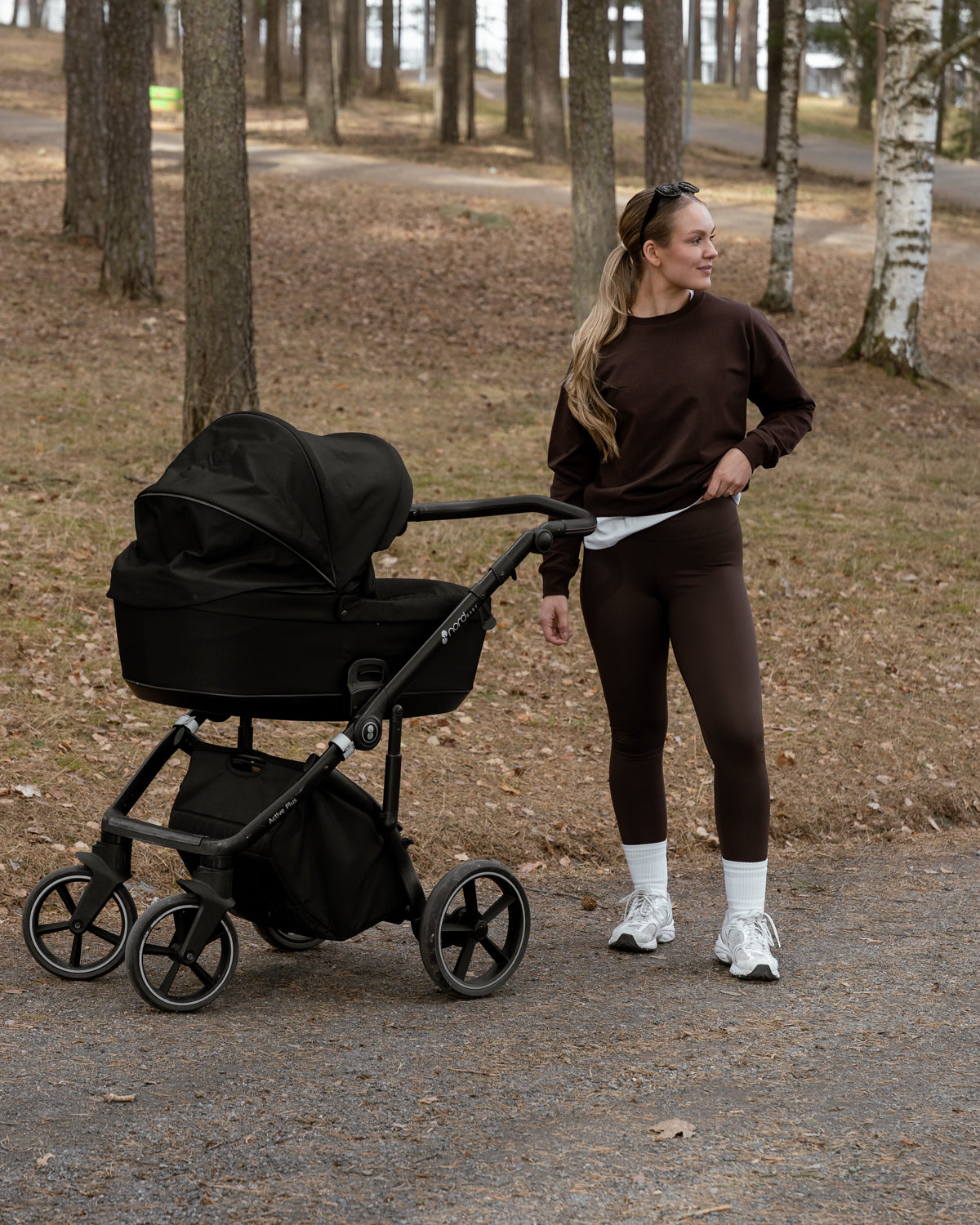 Tummanruskea college ja leggingsit