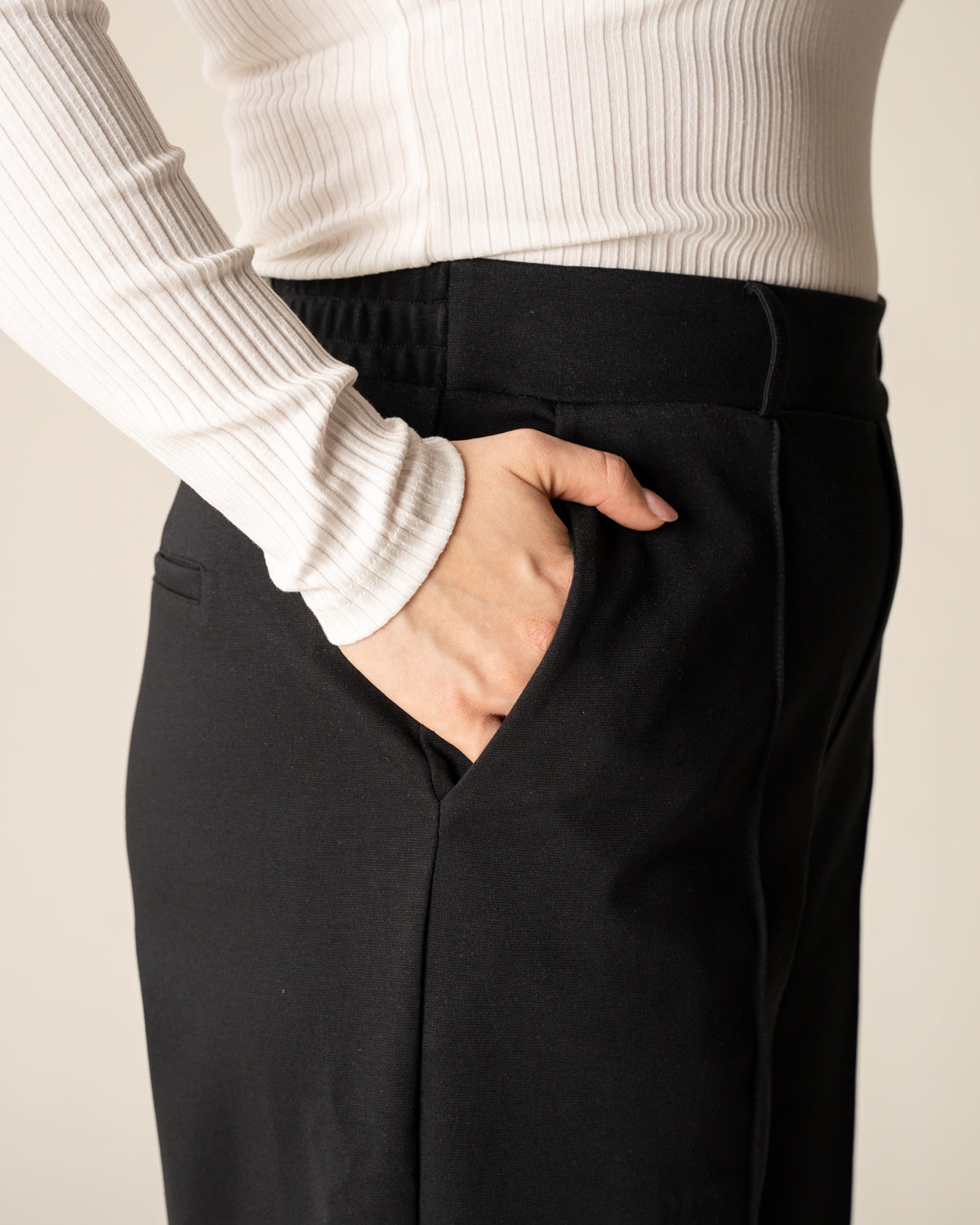 Mustat leveät laskoshousut puuvilla-elastaania