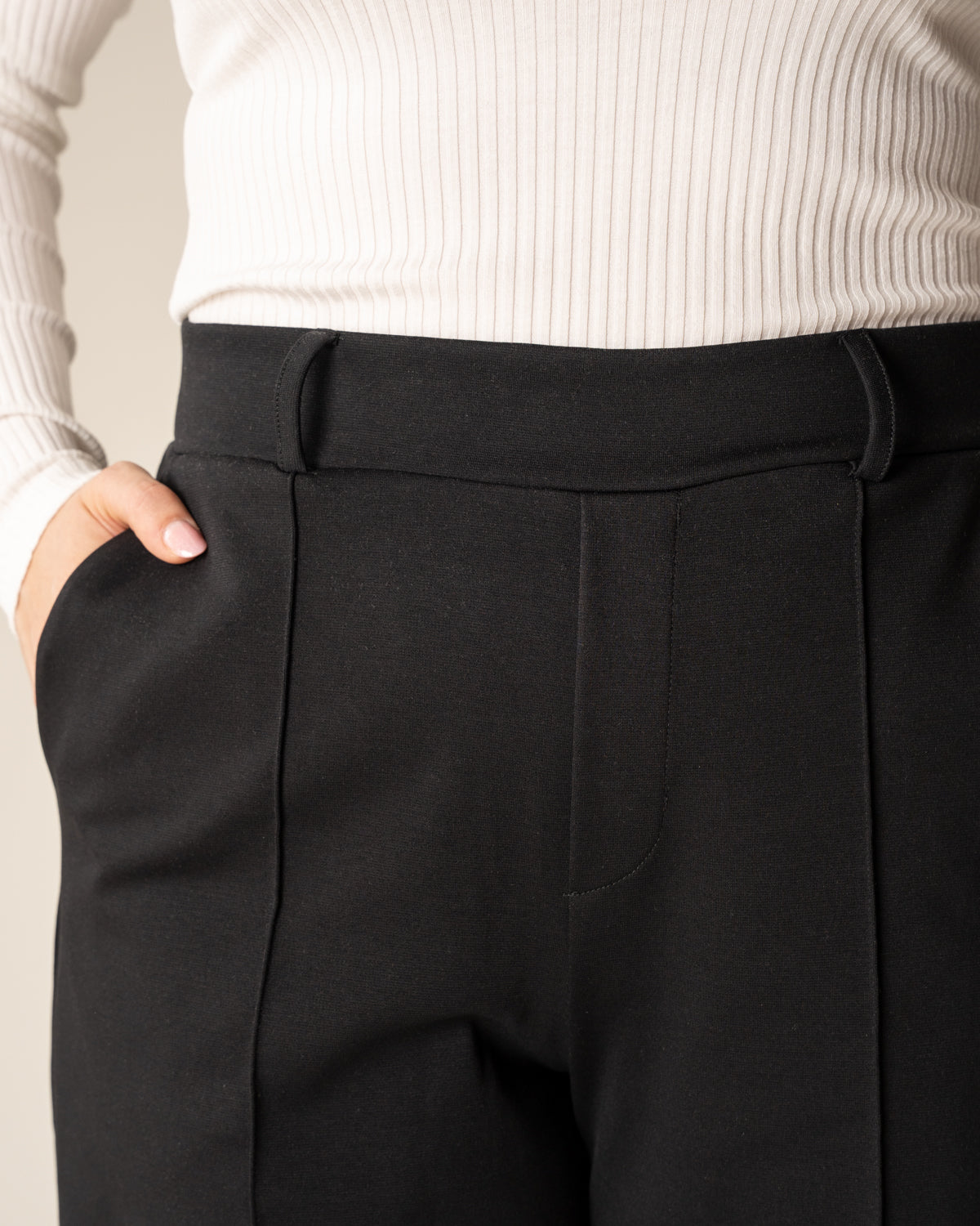 Mustat leveät laskoshousut puuvilla-elastaania