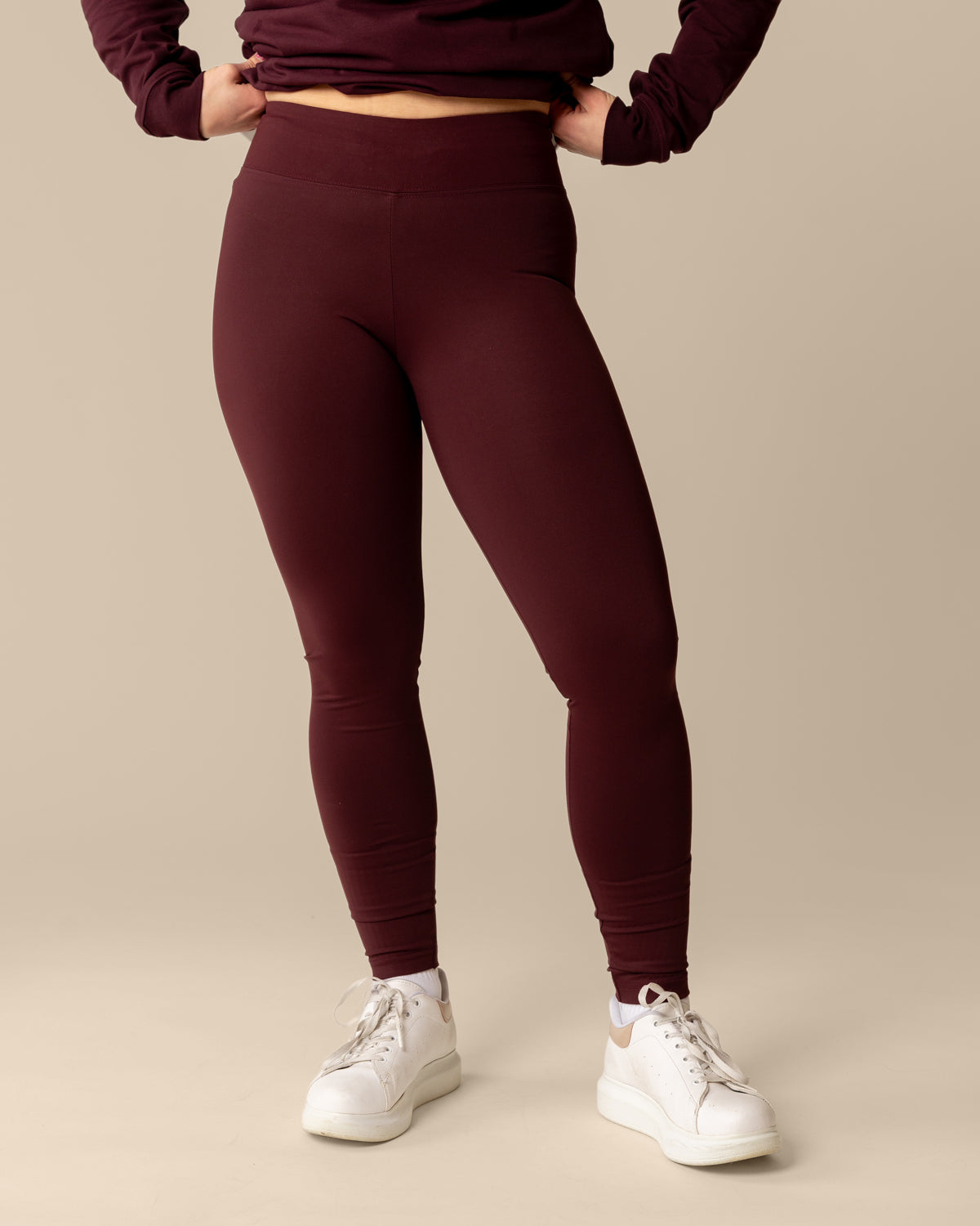 Lyhyet viininpunaiset leggingsit