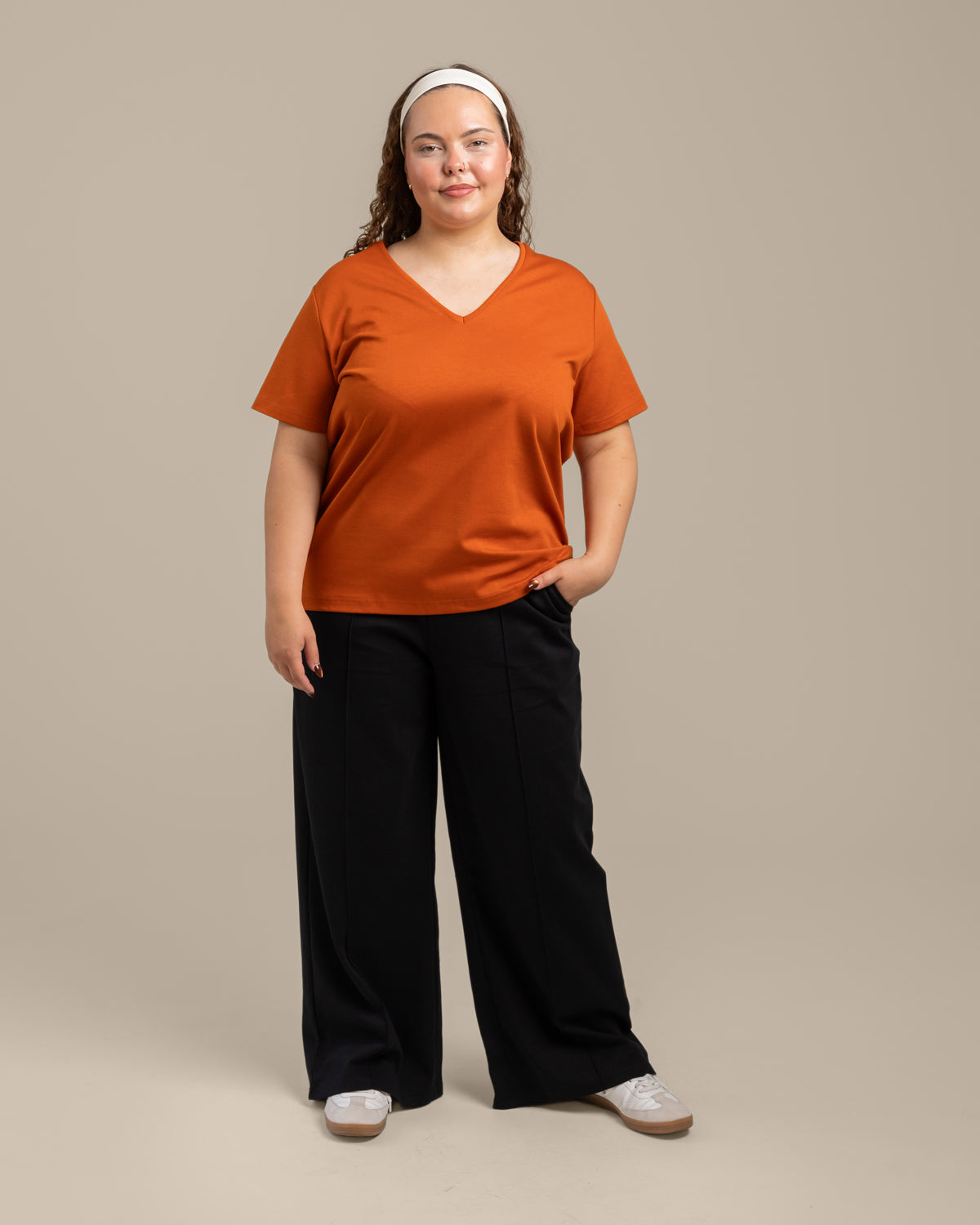 V-Ausschnitt T-Shirt, gebranntes Orange