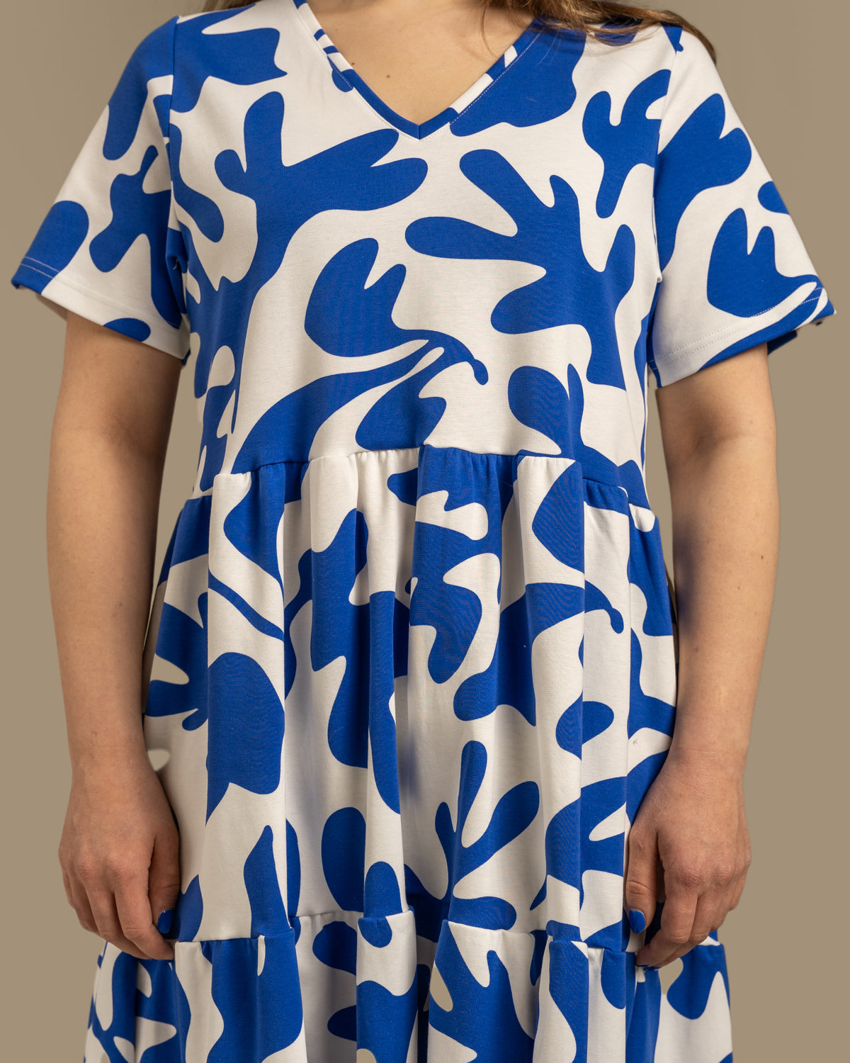 V-pääntiemekko, Como