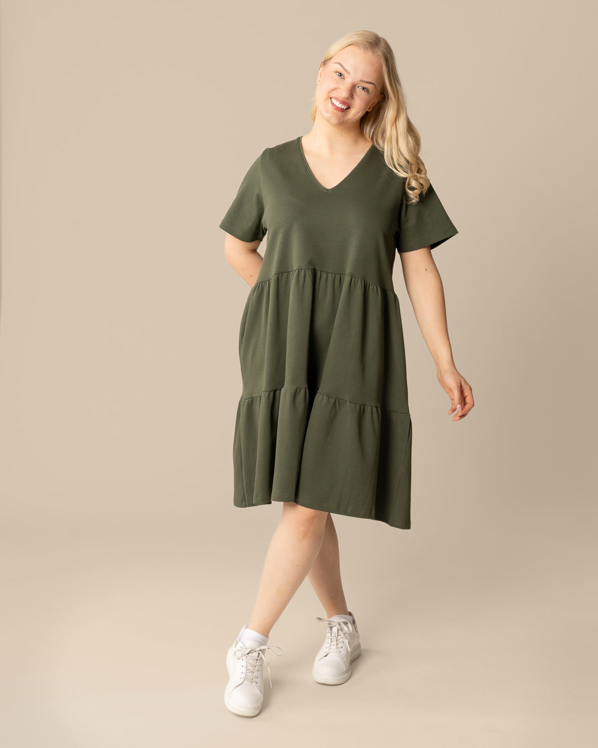 V-pääntiemekko, khaki