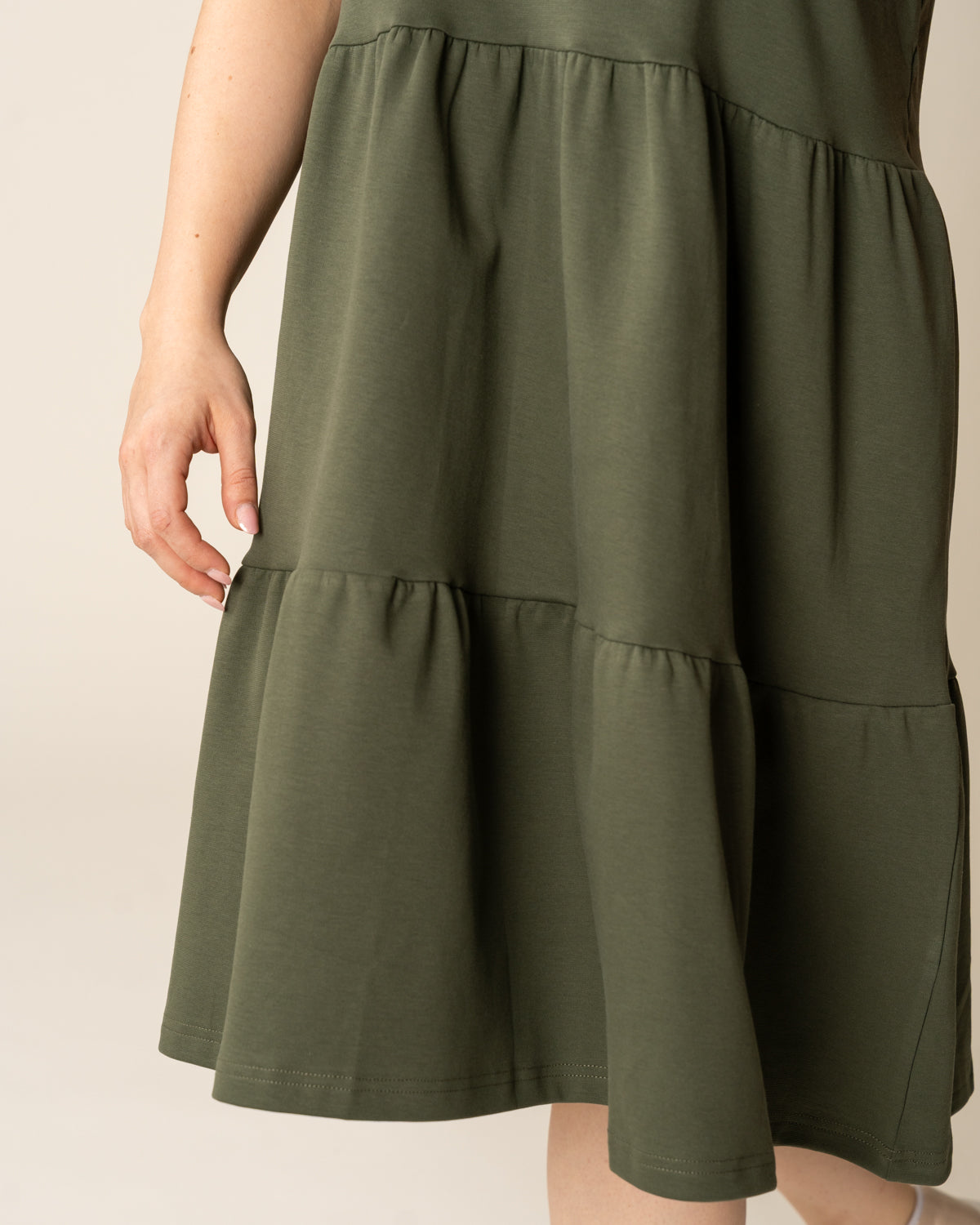 V-pääntiemekko, khaki