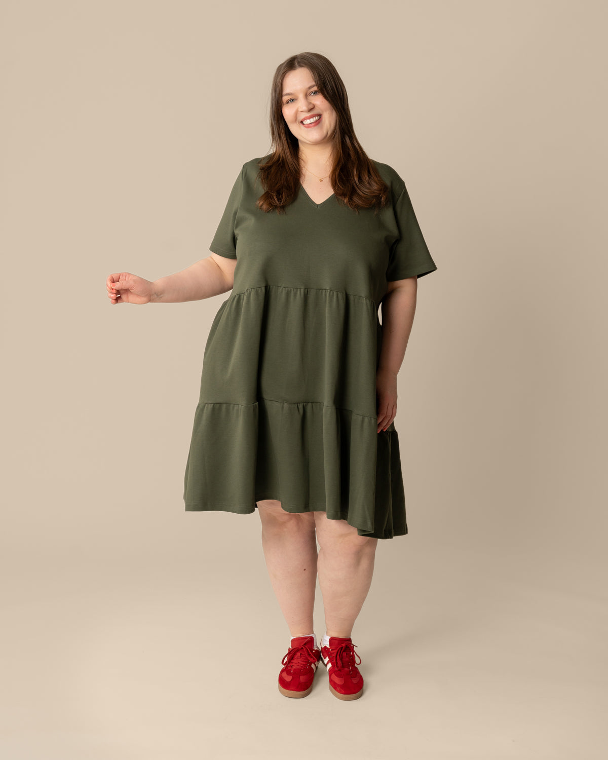 V-pääntiemekko, khaki