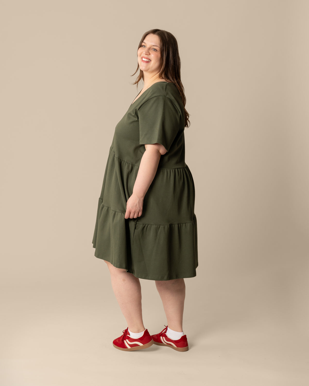 V-pääntiemekko, khaki