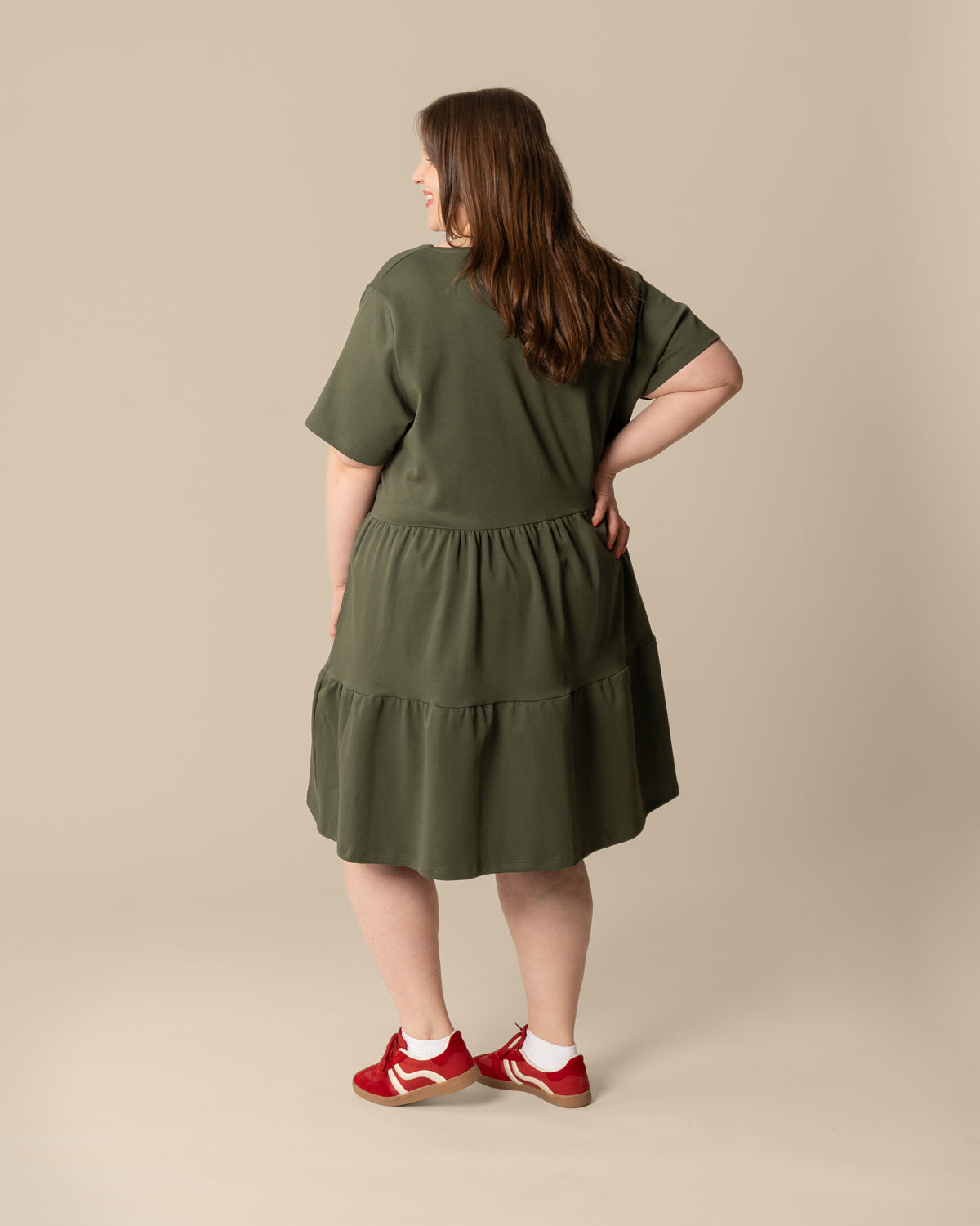 V-pääntiemekko, khaki
