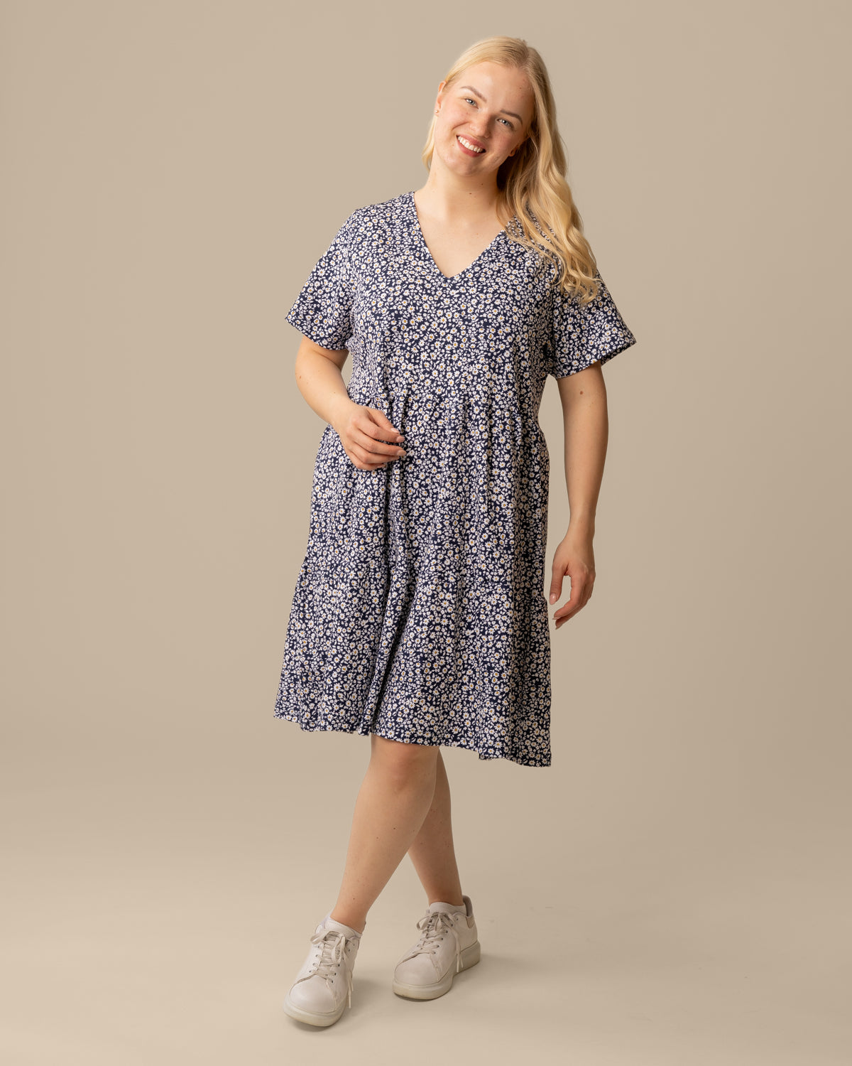 V-pääntiemekko, sininen päivänkakkara