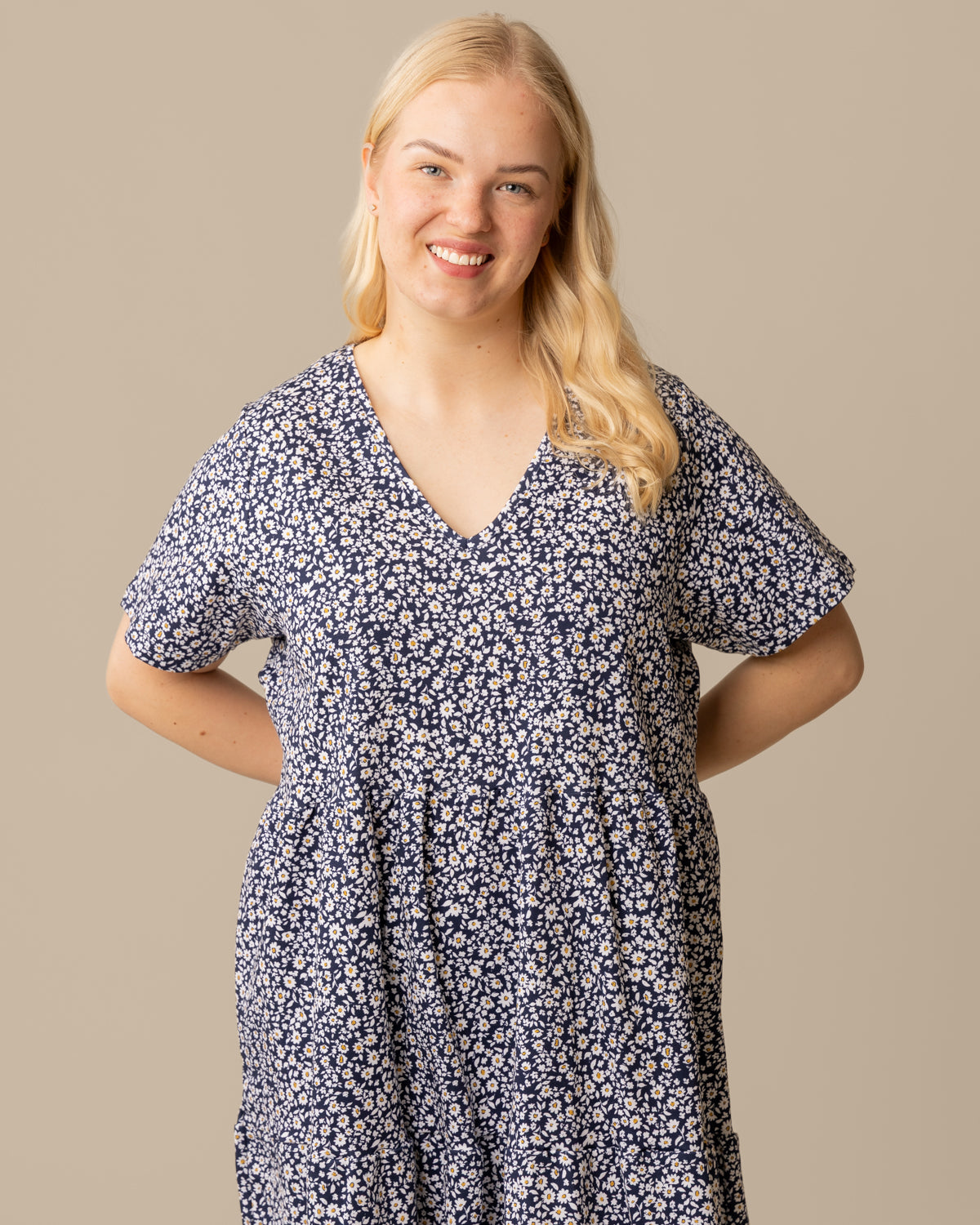 V-pääntiemekko, sininen päivänkakkara