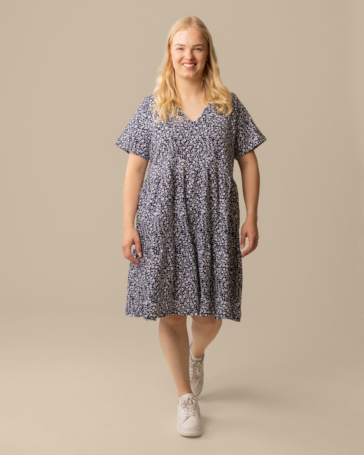 V-pääntiemekko, sininen päivänkakkara