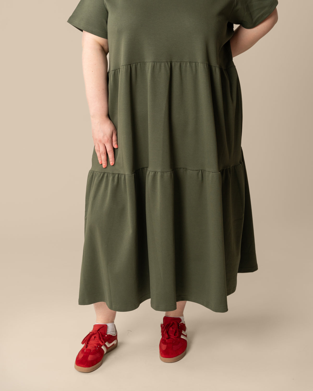 V-pääntiemekko pitkä, khaki