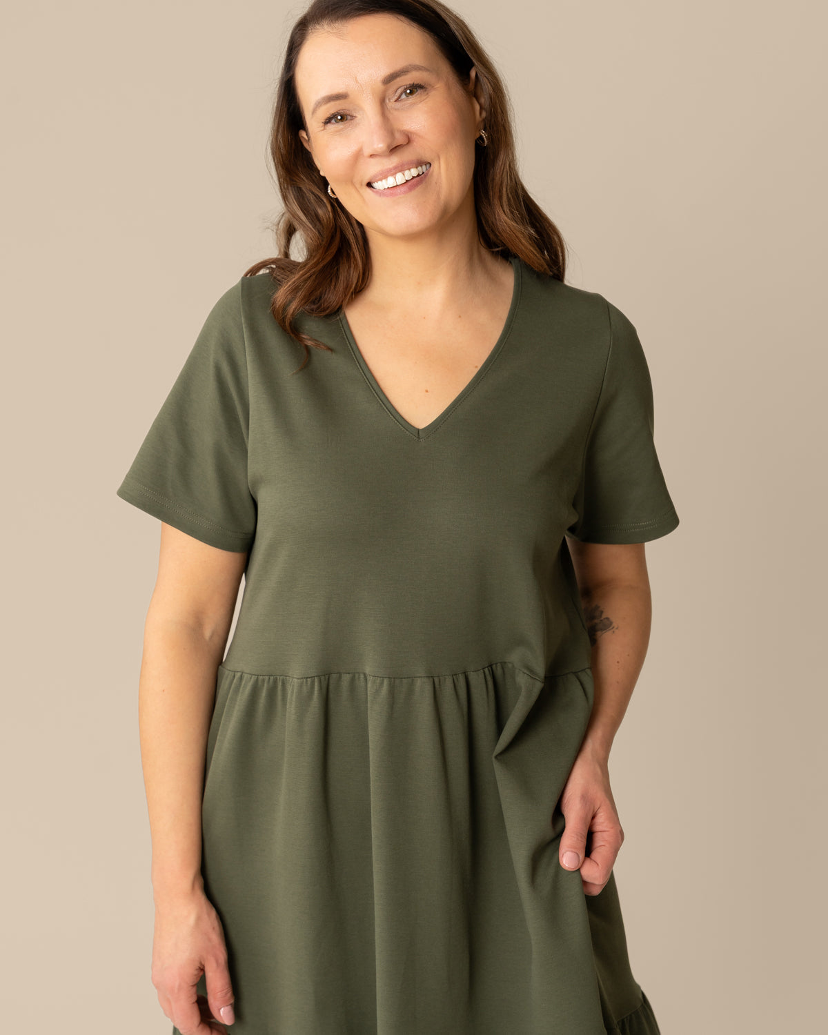 V-pääntiemekko pitkä, khaki
