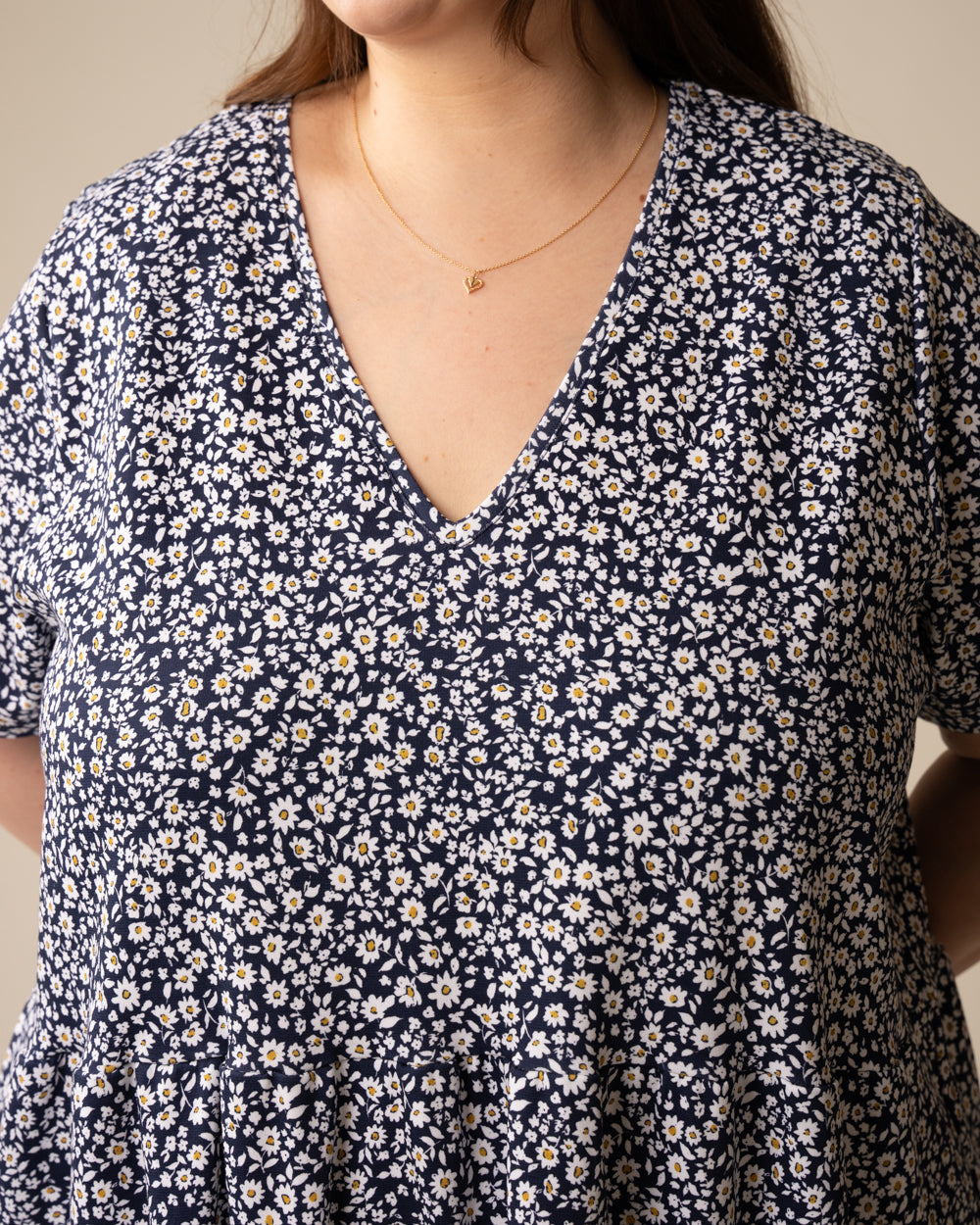 V-pääntiemekko pitkä, sininen päivänkakkara