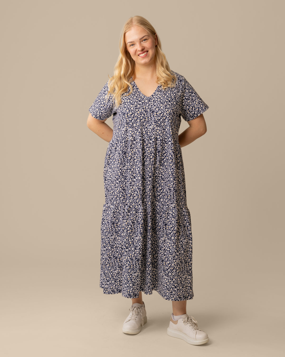 V-pääntiemekko pitkä, sininen päivänkakkara