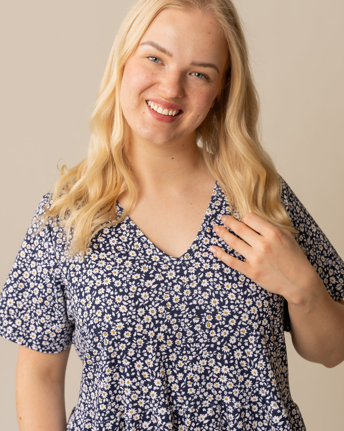 V-pääntiemekko pitkä, sininen päivänkakkara