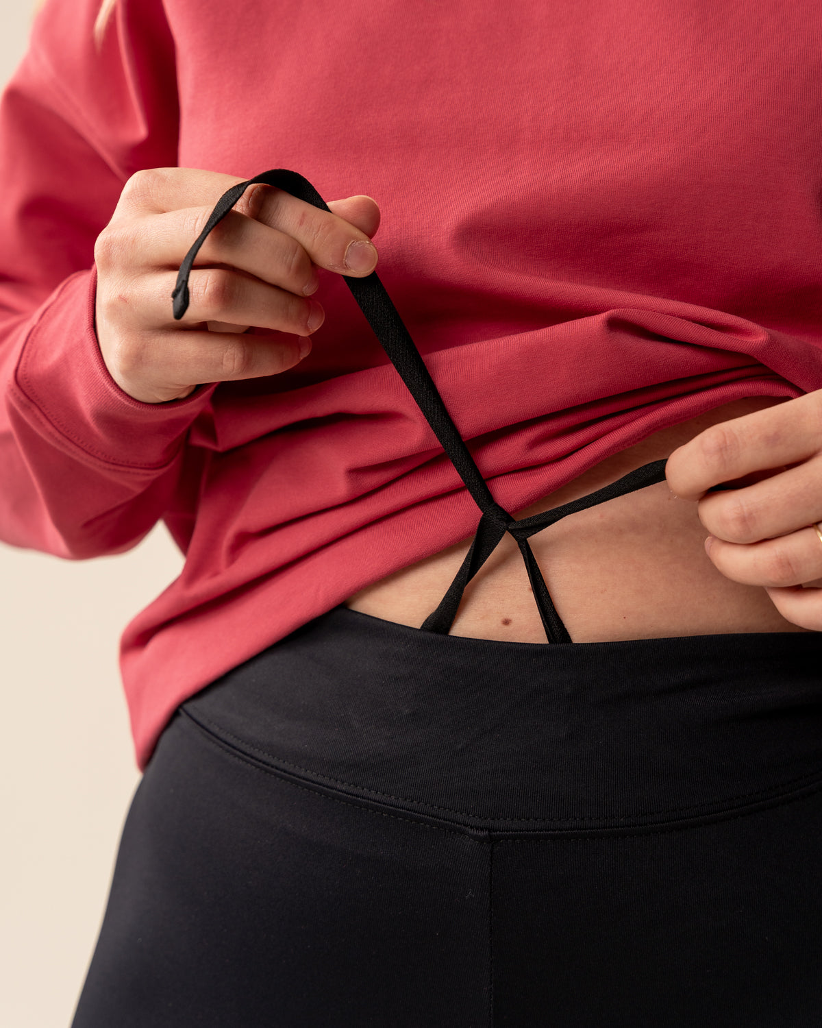 Leggingsit pitkä, musta - näyttävät mukavat ja joustavat leggingsit vyötärön kiristysnauhalla.