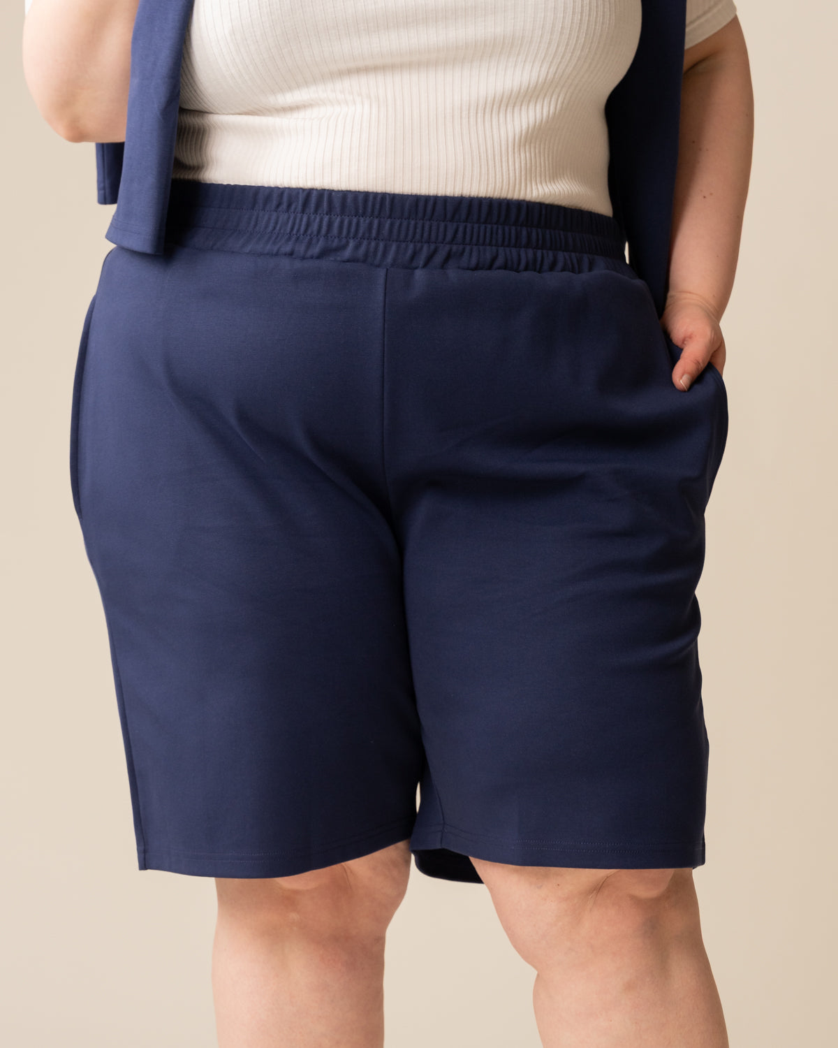 Shortsit, tummansininen