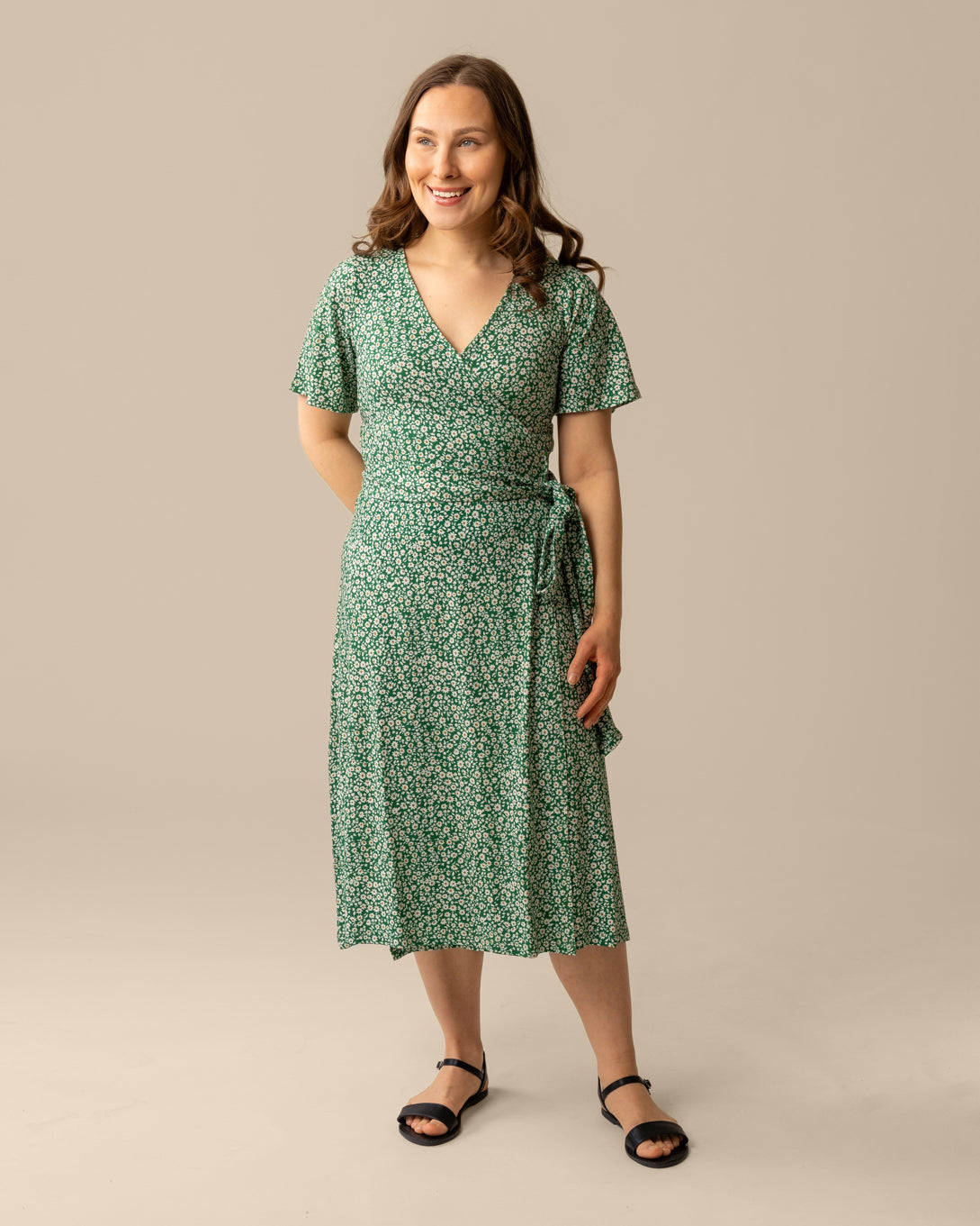 Short-sleeved wrap dress, green daisy Short-sleeved wrap dress, green daisy