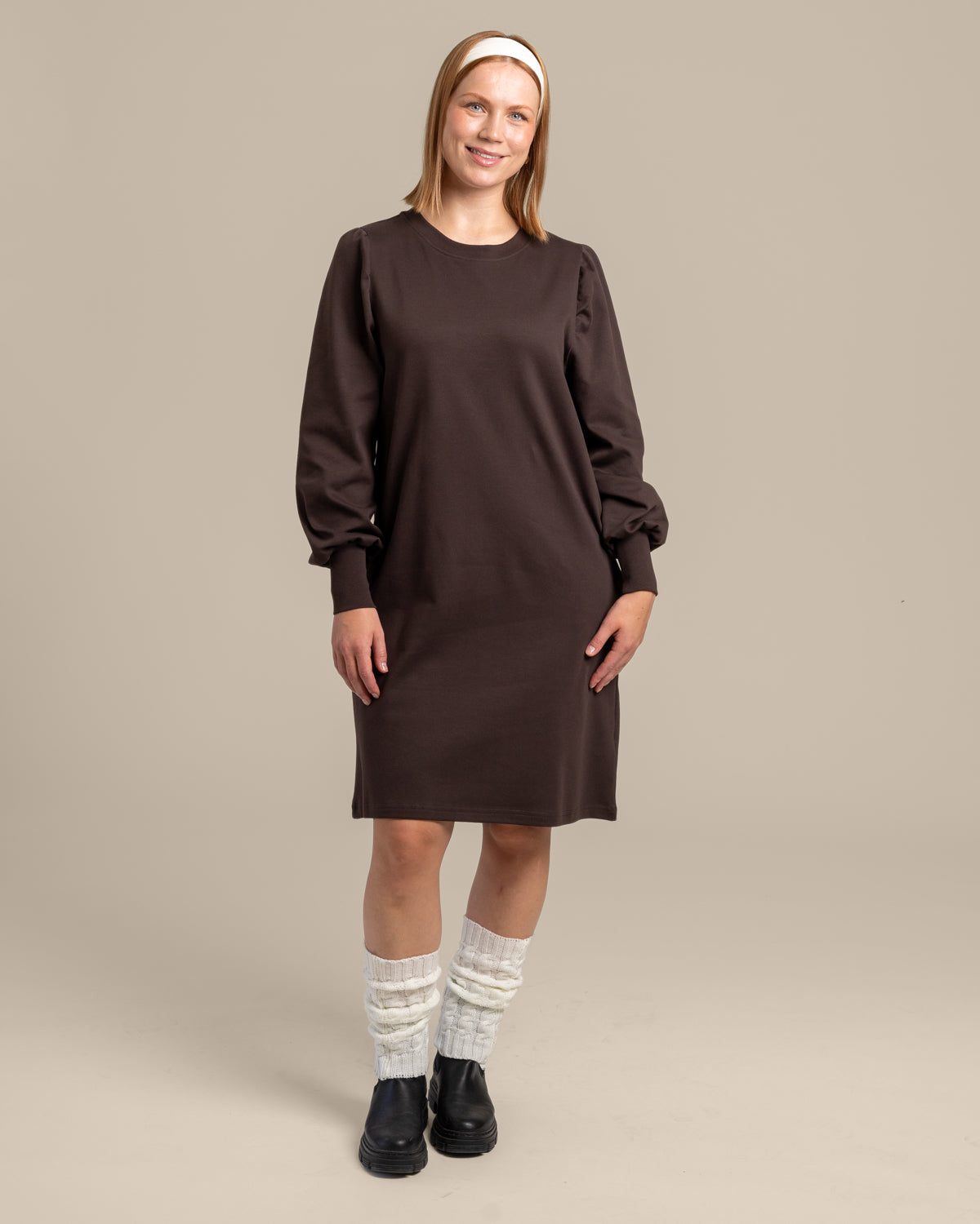 Puhvihihainen mekko, syvä tummanruskea