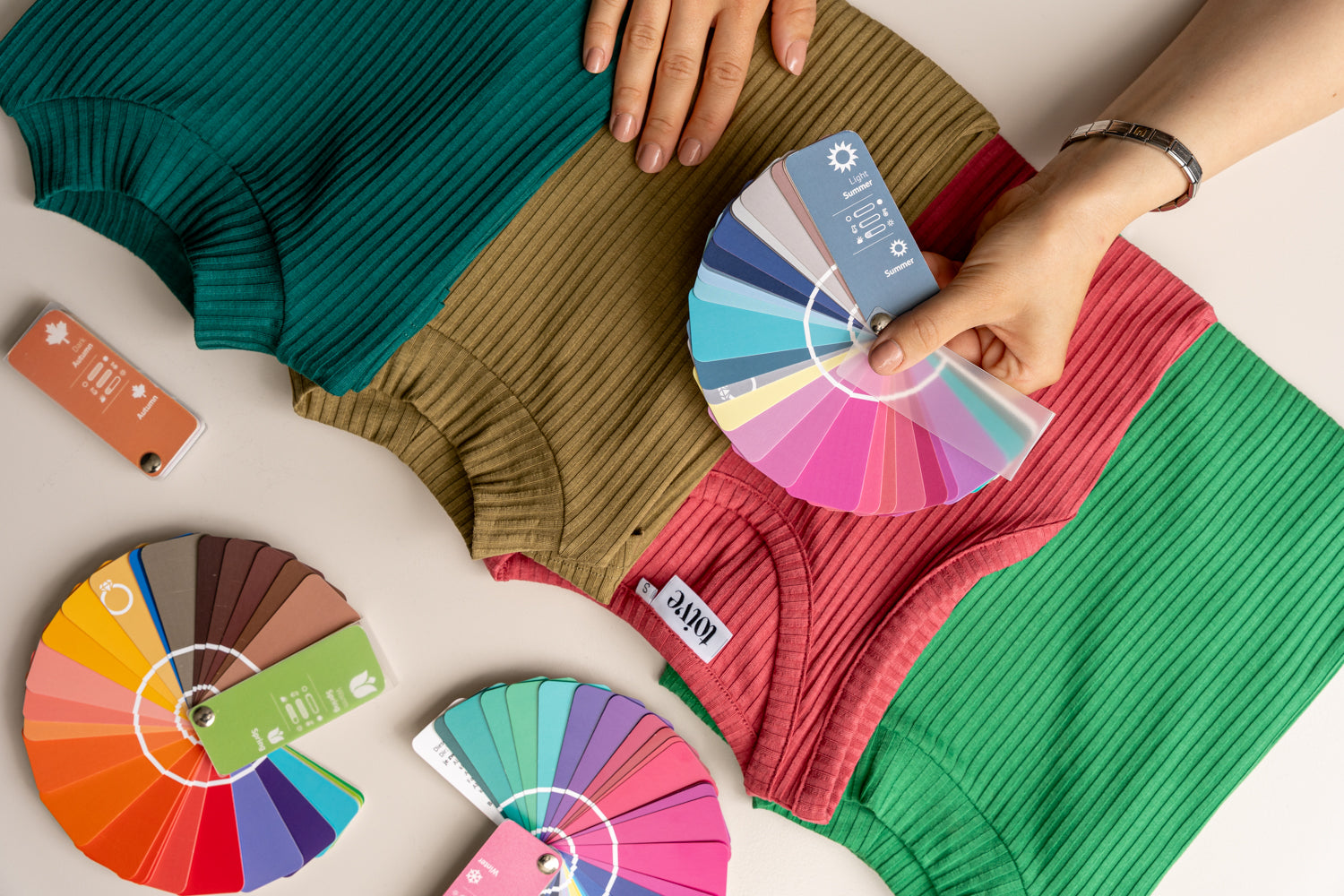 Värianalyysimallisto Toive ja Henkariin flatlay kuva ribbituotteista