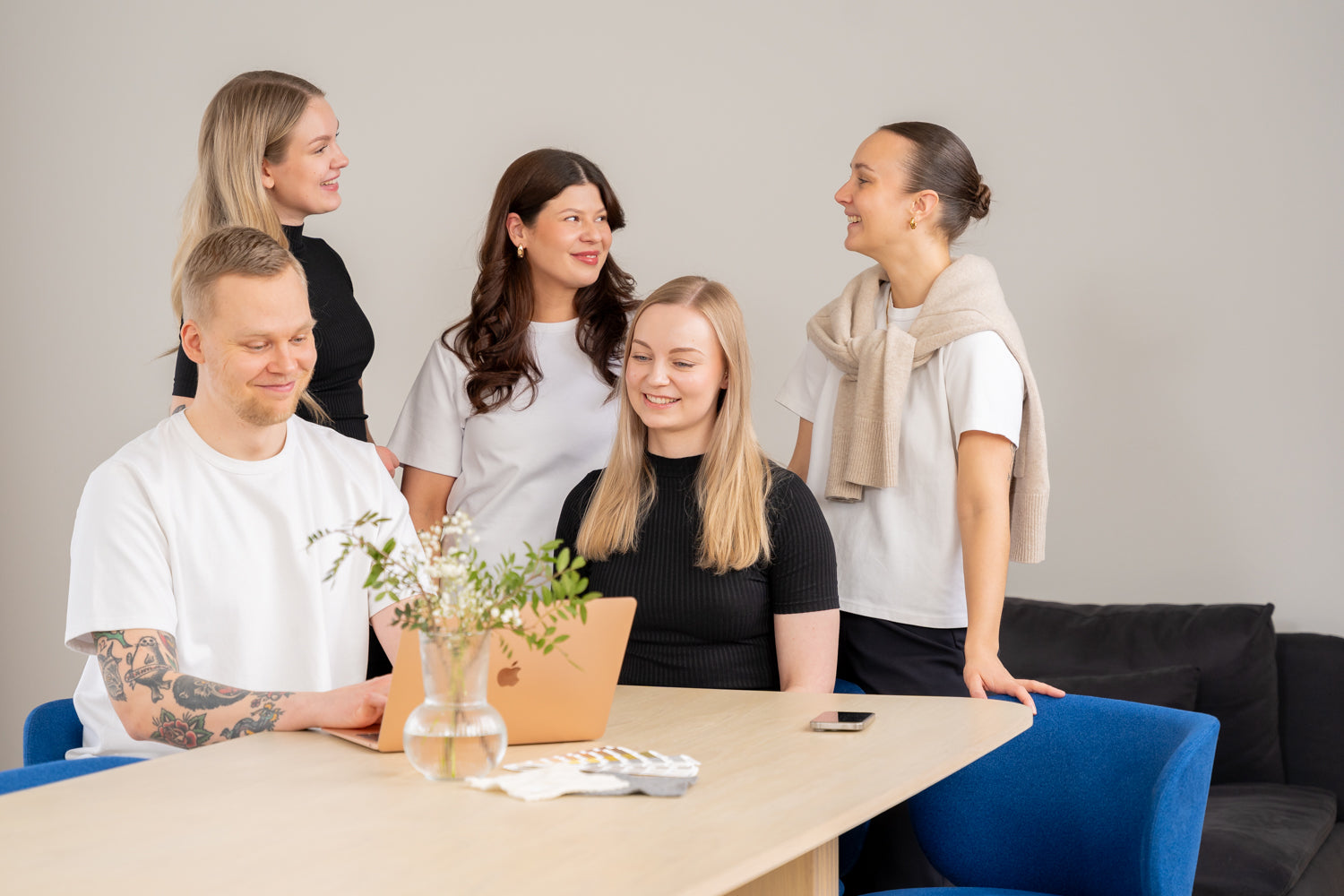 Toiveen tiimi pöydän ääressä.